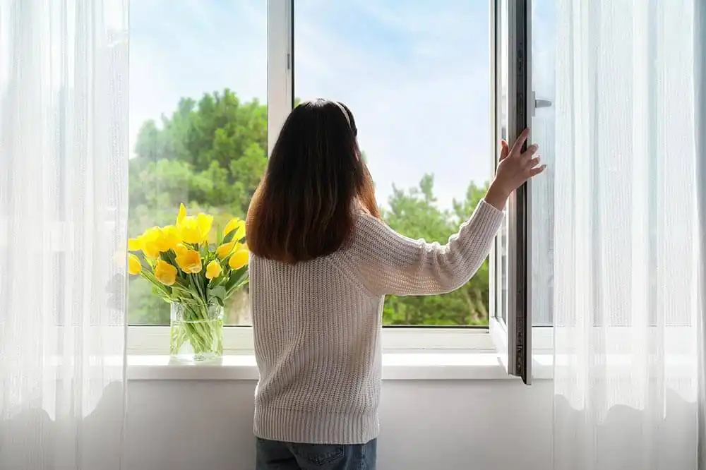 Casement window that can be opened 90°