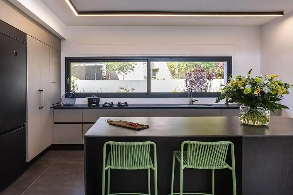 Kitchen-friendly horizontal sliding window