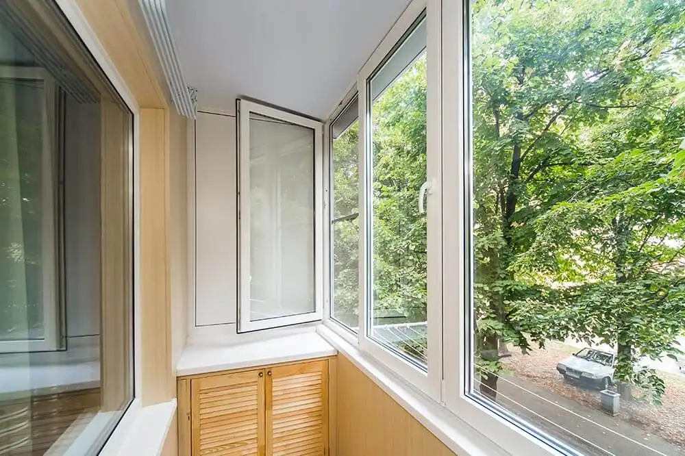 Balcony casement windows with high light permeability